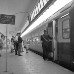 841896 Afbeelding van voor vertrek gereedstaande T.E.E. langs het eerste perron van het N.S.-station Rotterdam C.S. te ...